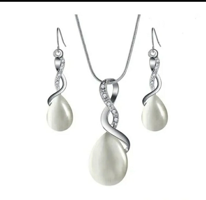 Tear drop necklace and earrings set