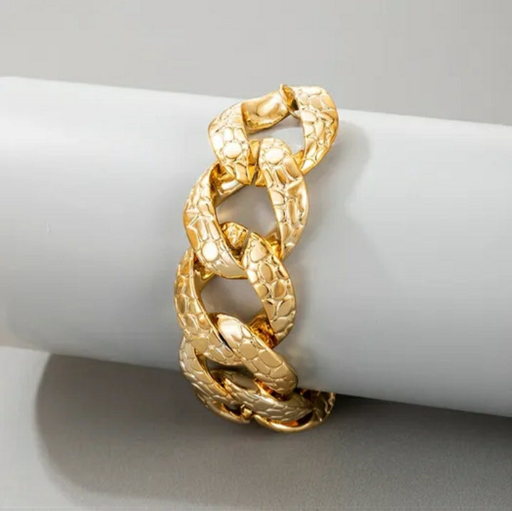 Beautiful gold snakeskin pattern bracelet