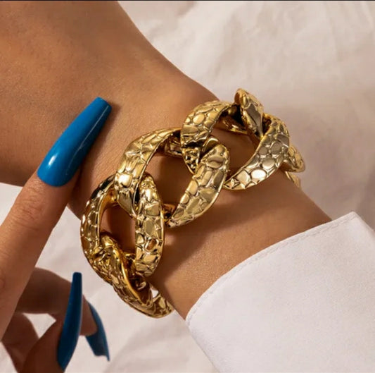 Beautiful gold snakeskin pattern bracelet